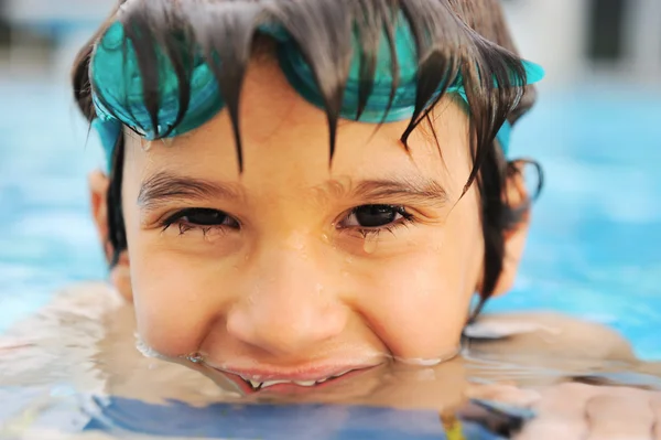 Actividades de verano y natación para niños felices en la piscina — Foto de Stock