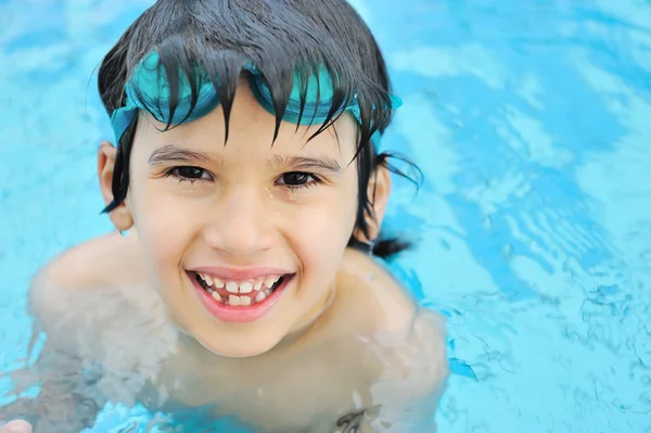 Estate e attività di nuoto per bambini felici in piscina — Foto Stock