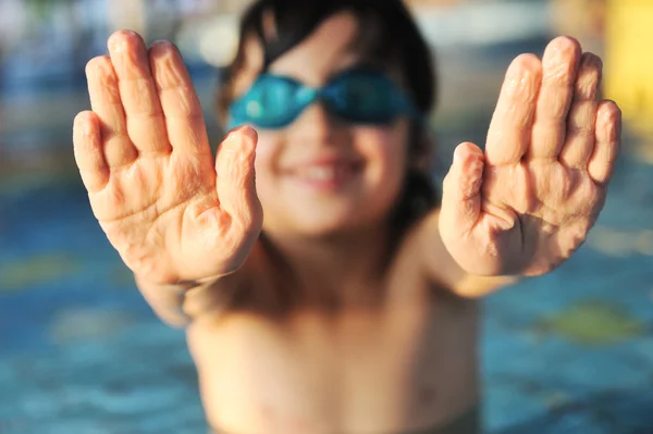 Actividades de verano y natación para niños felices en la piscina —  Fotos de Stock