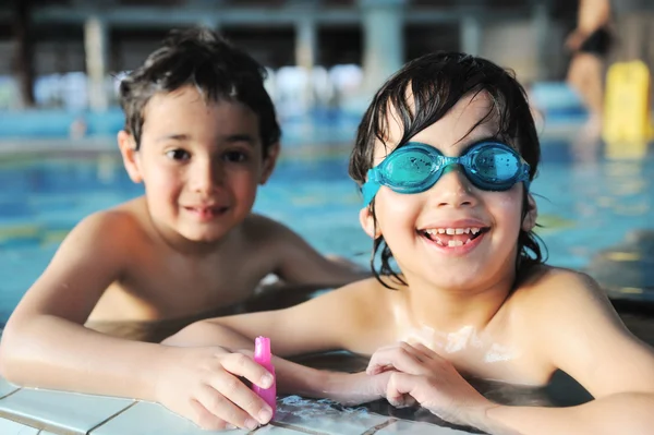 Καλοκαίρι και δραστηριότητες κολύμβησης για χαρούμενα παιδιά στην πισίνα — Φωτογραφία Αρχείου