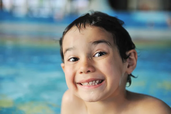 在游泳池里为快乐的孩子们安排暑期和游泳活动 — 图库照片