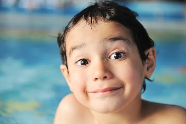 Actividades de verano y natación para niños felices en la piscina — Foto de Stock