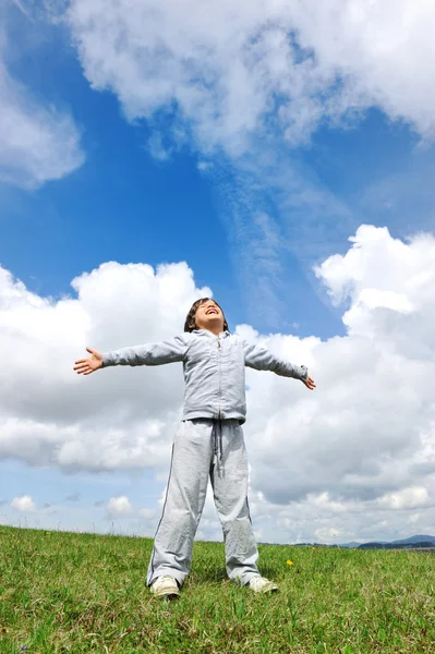 Liten pojke känner en frihet på ängen i naturen — Stockfoto