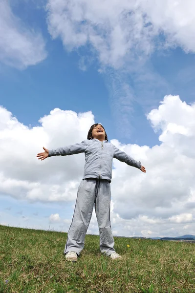 Liten pojke känner en frihet på ängen i naturen — Stockfoto