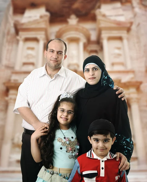 Ευτυχισμένη μουσουλμανική οικογένεια στην πέτρα, Ιορδανία — Φωτογραφία Αρχείου