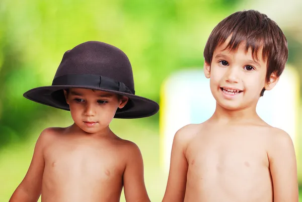 Två väldigt söta pojkar utan skjortor i underkläder — Stockfoto