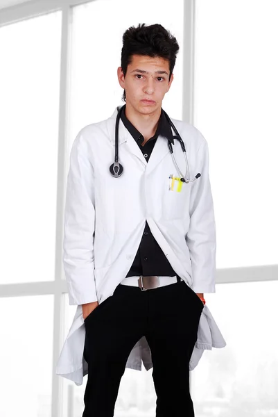 Молодой врач в больнице — стоковое фото