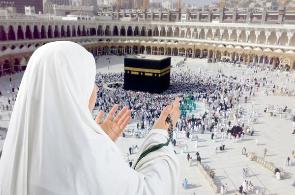 重要な服とアジアのアラビア語イスラム教徒の女性 — ストック写真