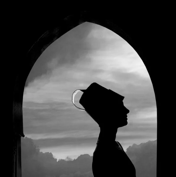 Художественный возраст винтажное черно-белое фото женщины sufy . — стоковое фото