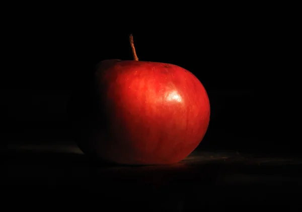 Červené jablko v temnotě — Stock fotografie