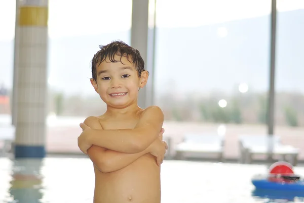 수영장에서 아름 다운 어린 시절 순간 — 스톡 사진