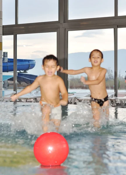 Belos momentos de infância na piscina — Fotografia de Stock
