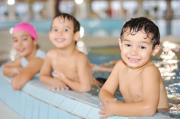 Smukke barndom øjeblikke på swimmingpool - Stock-foto