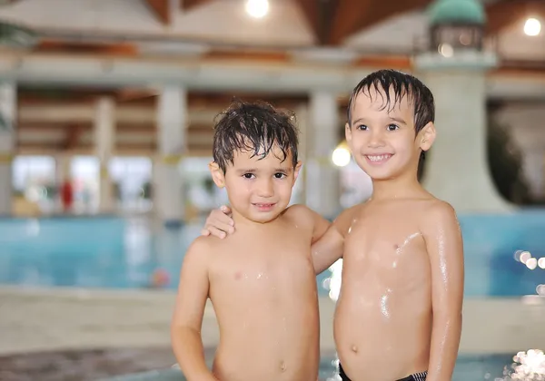 수영장에서 아름 다운 어린 시절 순간 — 스톡 사진
