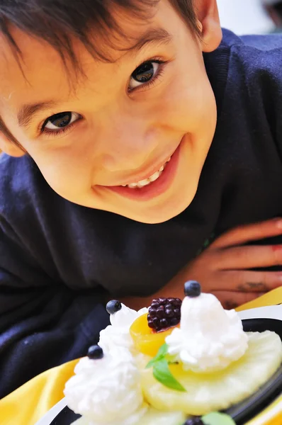 Sobremesa, doce, frutas, creme, prato e garoto fofo — Fotografia de Stock