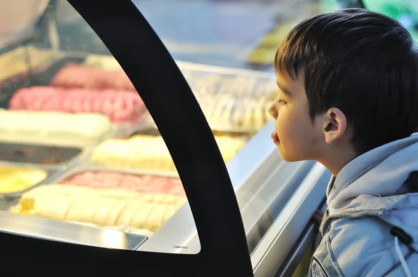 Criança em vidro à espera de sorvete — Fotografia de Stock