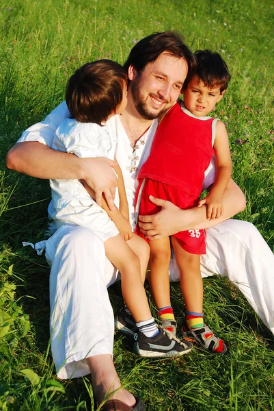 Cena de felicidade familiar em belo prado verde — Fotografia de Stock