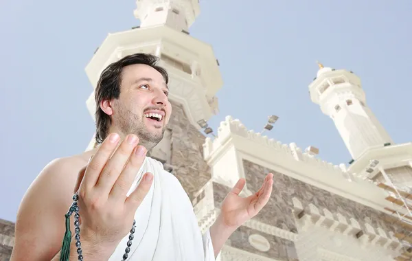 若い男が、白の伝統的な服でイスラム教徒の巡礼者 — ストック写真