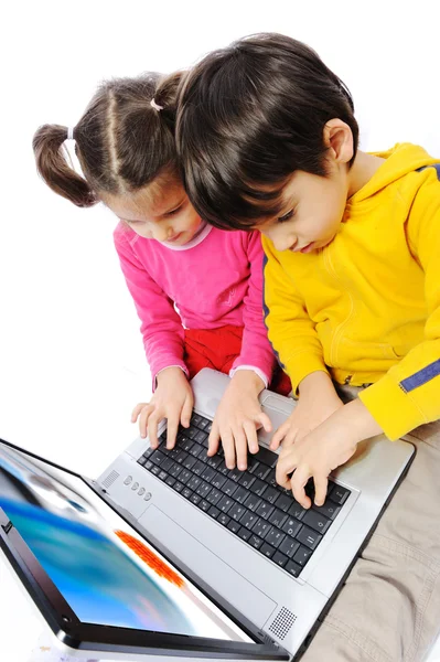 Діти з ноутбуком — стокове фото