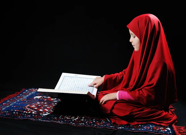 Das Mädchen mit dem Koran — Stockfoto