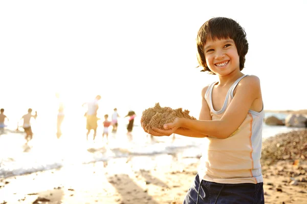 Παιδί στην παραλία στην άμμο, παίζοντας, γύρω, το καλοκαίρι ζεστό ωραία στιγμή — Φωτογραφία Αρχείου