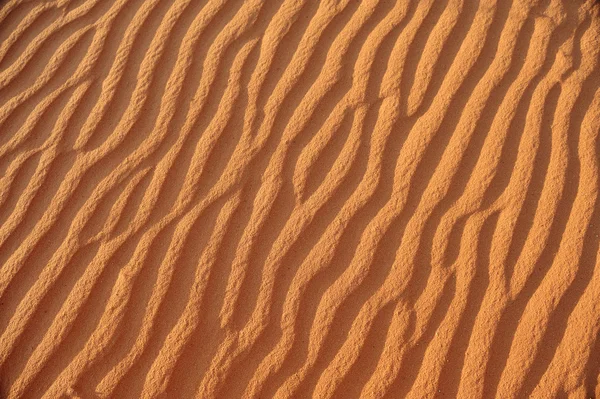 Schöne Wellenmuster in einer Sanddüne in der Wüste gefunden — Stockfoto