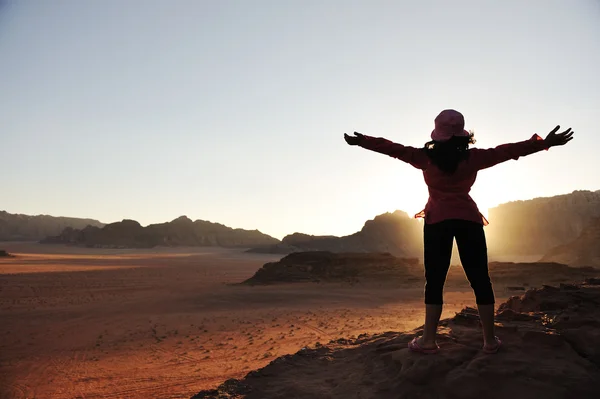Freiheit, Mädchen, Wüste, Sonnenuntergang, schöne Szene — Stockfoto