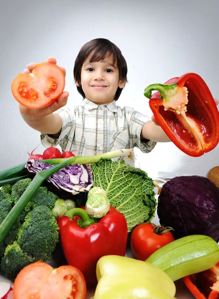 Ein Kind mit Essen in der Hand — Stockfoto