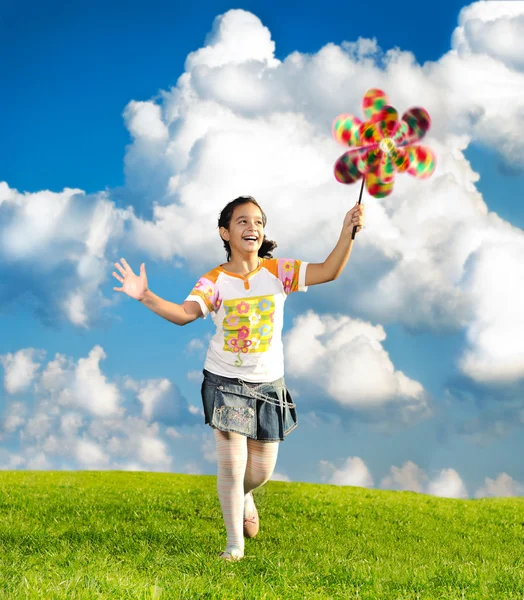 Fantasztikus jelenet boldog kislány futás és a játék carefreely — Stock Fotó