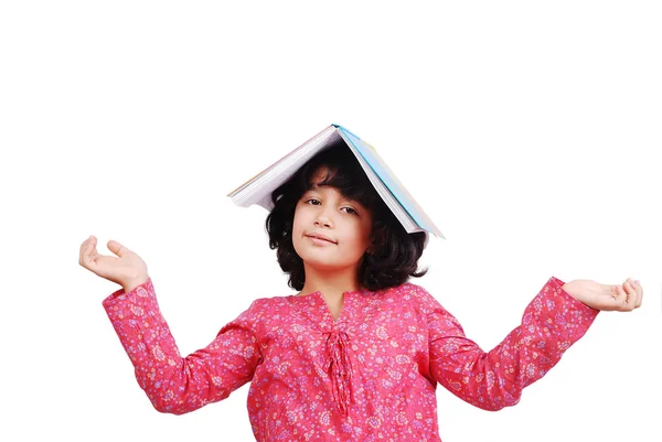 開いているノートブックの頭の上で非常にかわいい女の子 — ストック写真