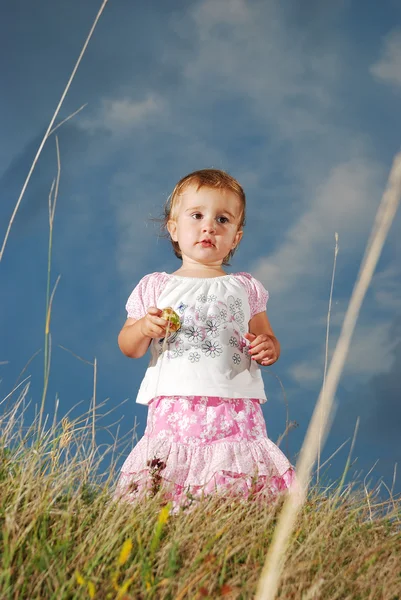 小女孩在草地上，在日落之前 — 图库照片