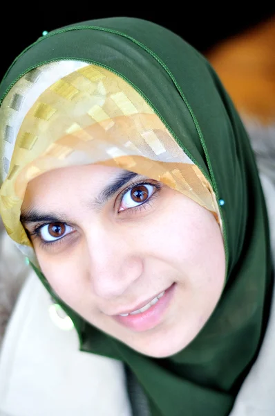 Asiatiska arabisk muslimsk kvinna med stora kläder — Stockfoto