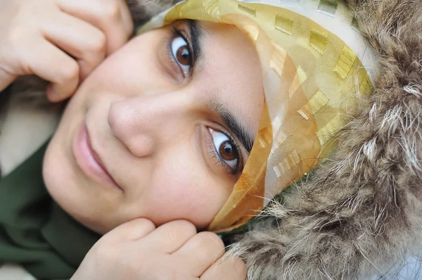 Asiático árabe musulmán mujer con significativo ropa, invierno —  Fotos de Stock