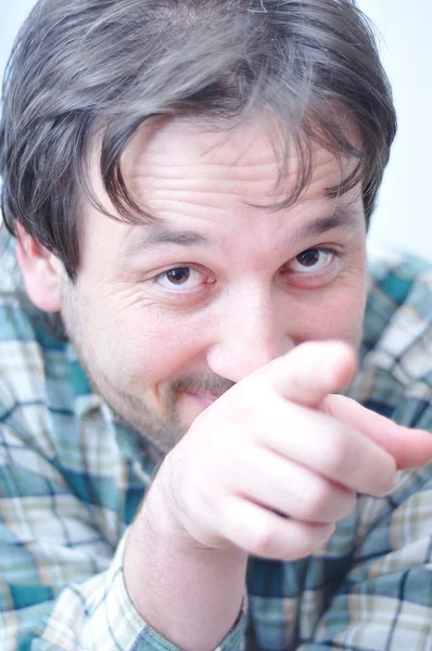 Νεαρός άνδρας με θετική έκφραση και δάχτυλο δείχνει — Φωτογραφία Αρχείου