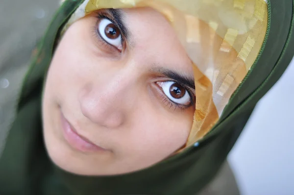 아시아 아랍 이슬람 여성 큰 옷 — 스톡 사진