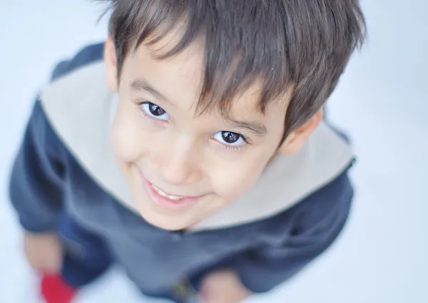 Πολύ θετική χαριτωμένο μικρό παιδί, closeup φωτογραφία — Φωτογραφία Αρχείου
