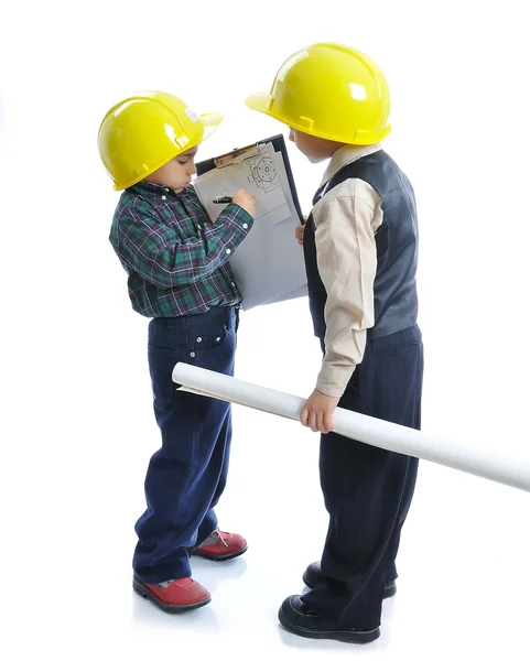 Pequeños ingenieros lindos aislados, niños jugando juntos —  Fotos de Stock