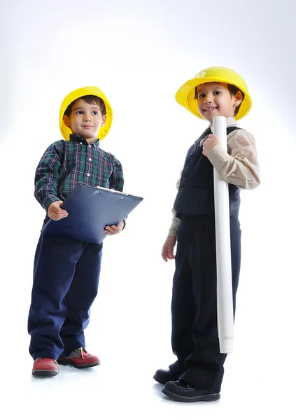 小さなかわいいエンジニア分離、一緒に遊んでいる子供 — ストック写真