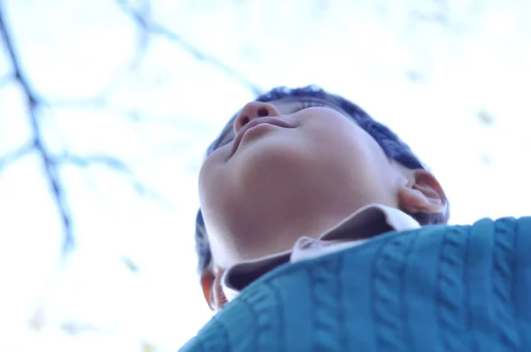 Küçük bir çocuk açık yukarıya bakıyor — Stok fotoğraf