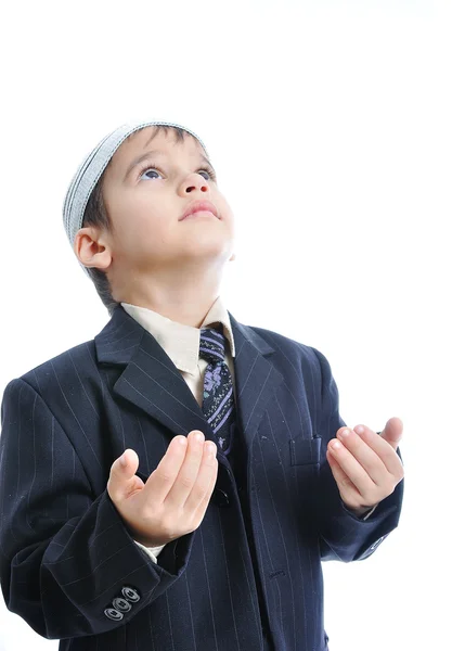 Muçulmano pequeno garoto bonito com chapéu orando, isolado — Fotografia de Stock
