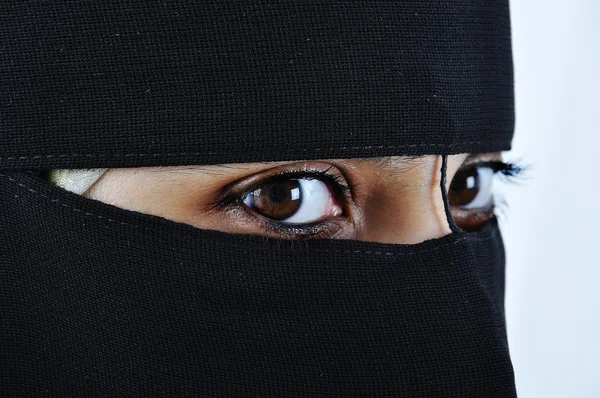 Asiatique arabique musulmane femme avec des vêtements importants — Photo