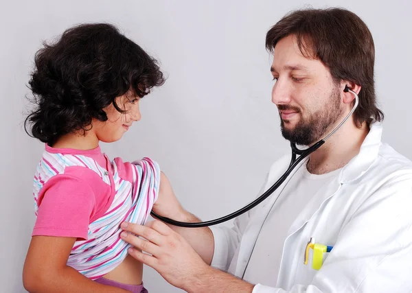 Jovem médico com menina — Fotografia de Stock