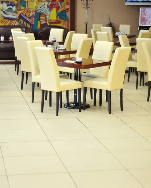 Stühle im Restaurant — Stockfoto
