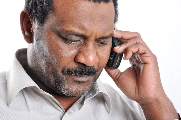 Афроамериканець розмовляє по телефону. — стокове фото