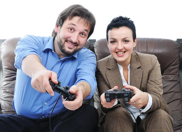 Casal jogando videogames com algum entusiasmo — Fotografia de Stock
