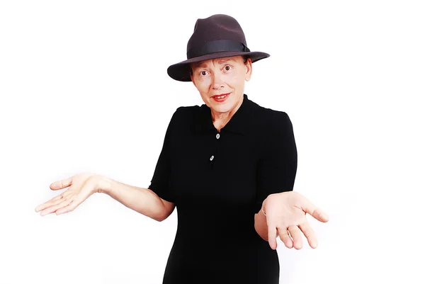 Siyah elbise ve şapka giyen orta yaşlı kadın — Stok fotoğraf