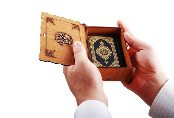 Corán, libro sagrado islam sostenido por manos masculinas —  Fotos de Stock