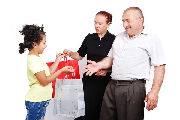 Söt tjej ger en present till föräldrarna (grand) — Stockfoto