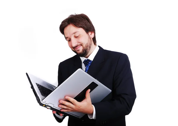 Молодой мужчина стоит с ноутбуком в качестве книги — стоковое фото