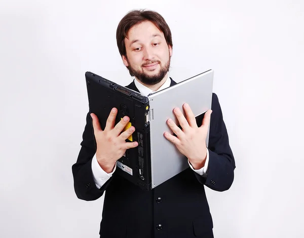 Молодий чоловік стоїть з ноутбуком як книжка — стокове фото
